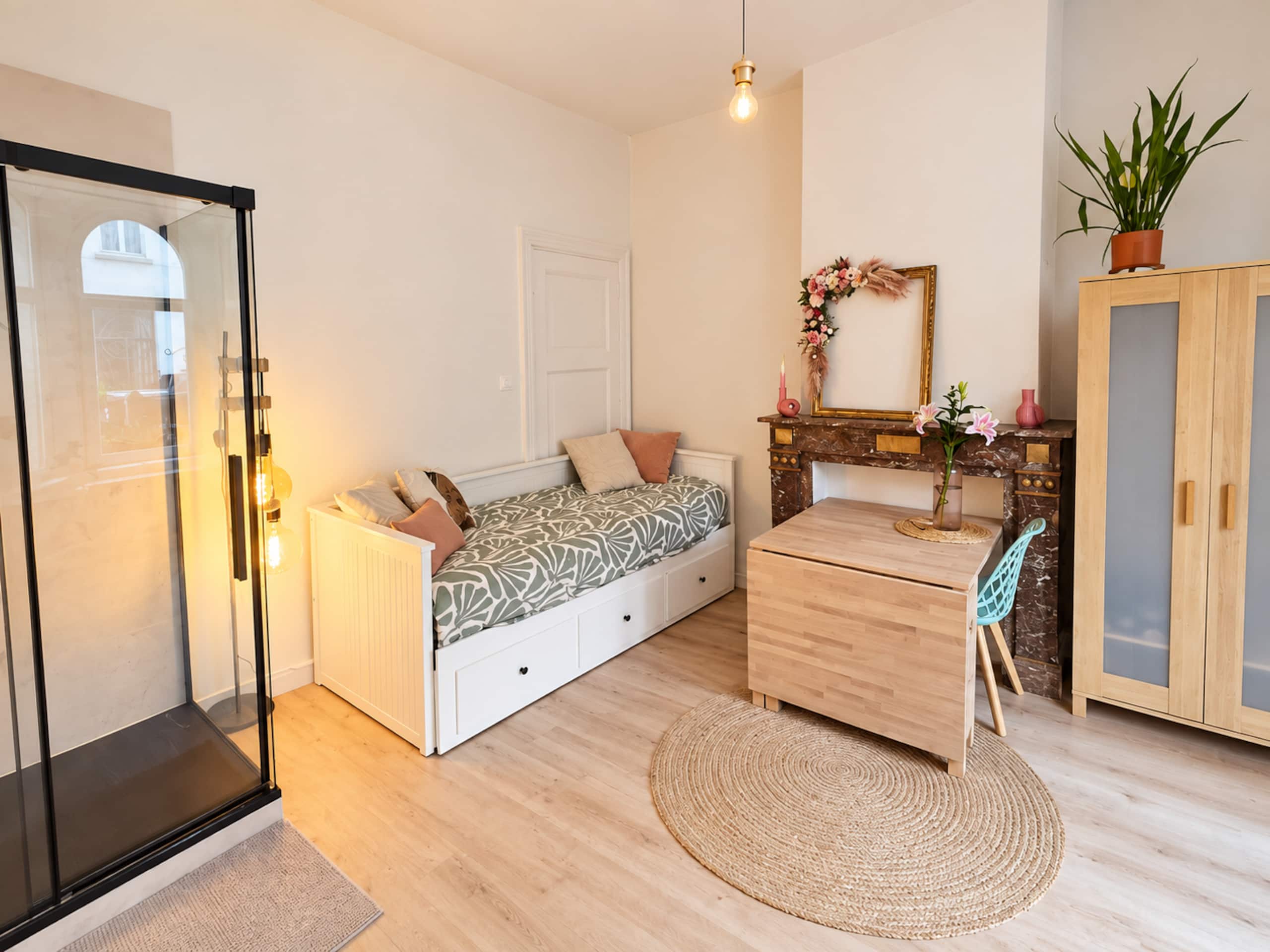 Chambre avec lit, bureau et douche privative