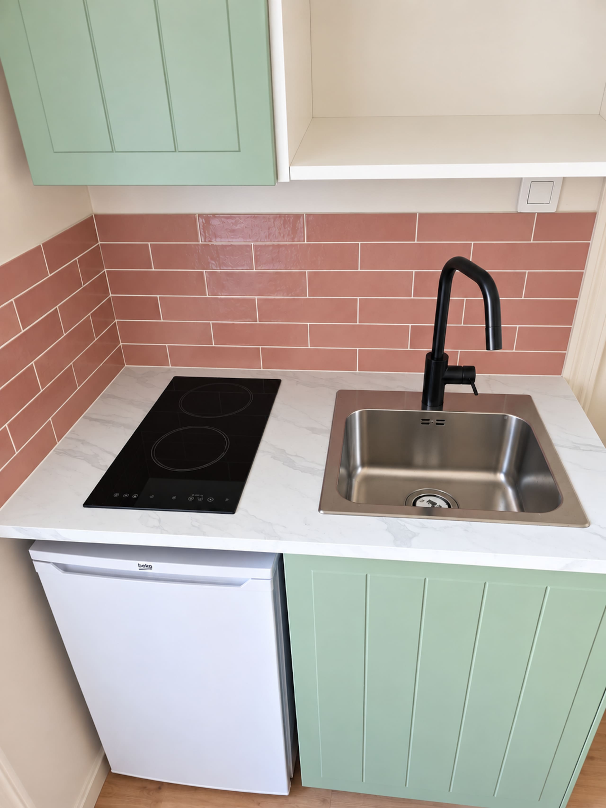 Kitchenette avec réfrigérateur et plaque à induction